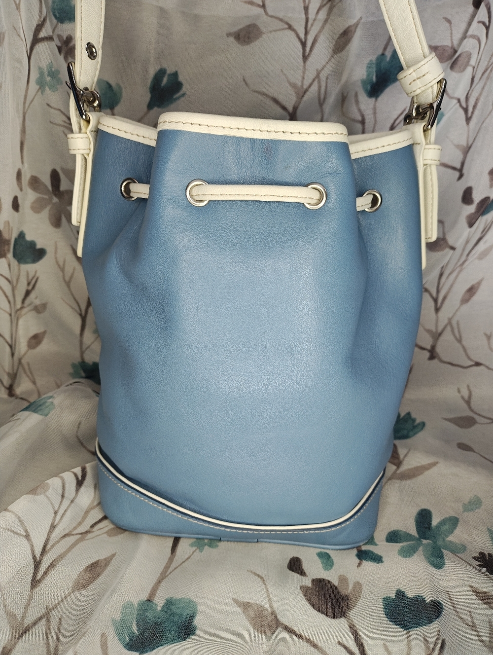 Vintage 2003 Coach Drawstring Bucket Bag Blue and White Leather - Picture 7 of 16